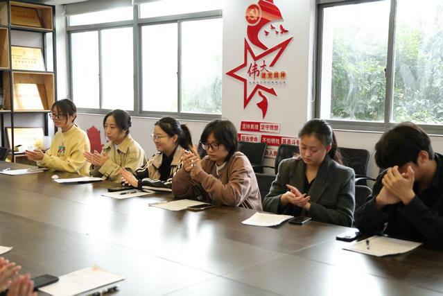 筑牢思想根基,砥礪奮進初心--藝術(shù)設(shè)計學(xué)院2025下半年發(fā)展對象研討會暨文化藝術(shù)交流活動順利召開